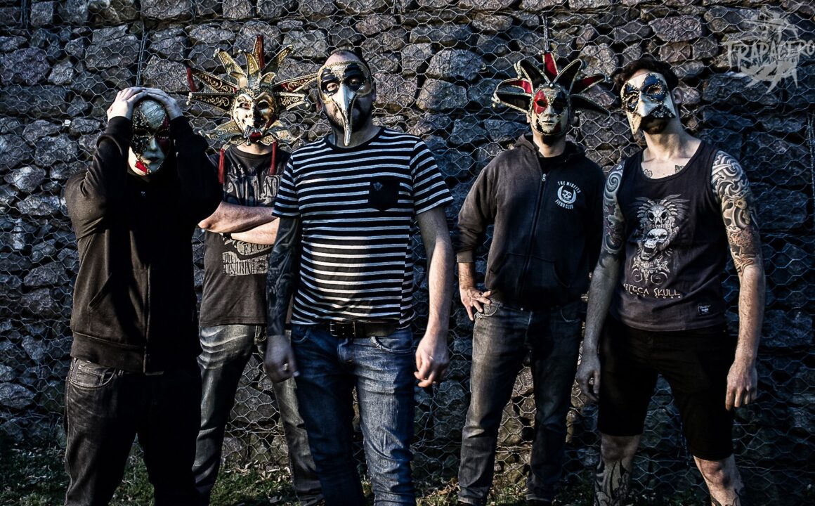 Trapacero - Trapacero nace a mediados del año 2008 de la disolución de otras bandas formándose en principio con Darío Cancela en las voces, Gabbe en la guitarra, Nicolás Magnífico en el bajo y Daniel Ruberto en la batería con la idea de hacer una banda de rock con influencias marcadas de la escena española. A los pocos meses de comenzar graban su primer EP titulado “Tinta – Corazón” de manera independiente compuesto por seis temas que serían dados a conocer en recitales durante todo el año 2009. Antes de hacer su primera presentación en vivo se suma la guitarra de Germán Martínez de la mano de Daniel para hacerse cargo de las melodías y solos. A fines del mismo 2009, Nicolás y Daniel deciden apartarse de la banda y Trapacero queda en un estado de suspenso y con futuro incierto. Con la idea de no dejar morir el EP y darle un re-lanzamiento mientras se suman nuevos integrantes, se busca la colaboración de reconocidos artistas españoles en su escena para que presten su voz en las canciones del mismo. Finalmente consiguen que Ricardo de Eslabón, Maxi de Fe De Ratas, Marcos de Gritando En Silencio, Lulú de Forraje, Jhony de Kaótiko y El Moro de Censurados participen en la voz con el sello distintivo de cada uno. Se re-bautiza el EP a “Tinta – Corazón: Poetas De Muelles Hermanos” y con este re-lanzamiento logran ser reconocidos en España y Argentina, logrando críticas y difusiones muy positivas además de figurar en medios importantes de España como la revista Rock Estatal y siendo además invitados al documental español “On-Tour” de la productora The Smoke Seller Fronts siendo la única banda por fuera de la península ibérica en participar. Trapacero
