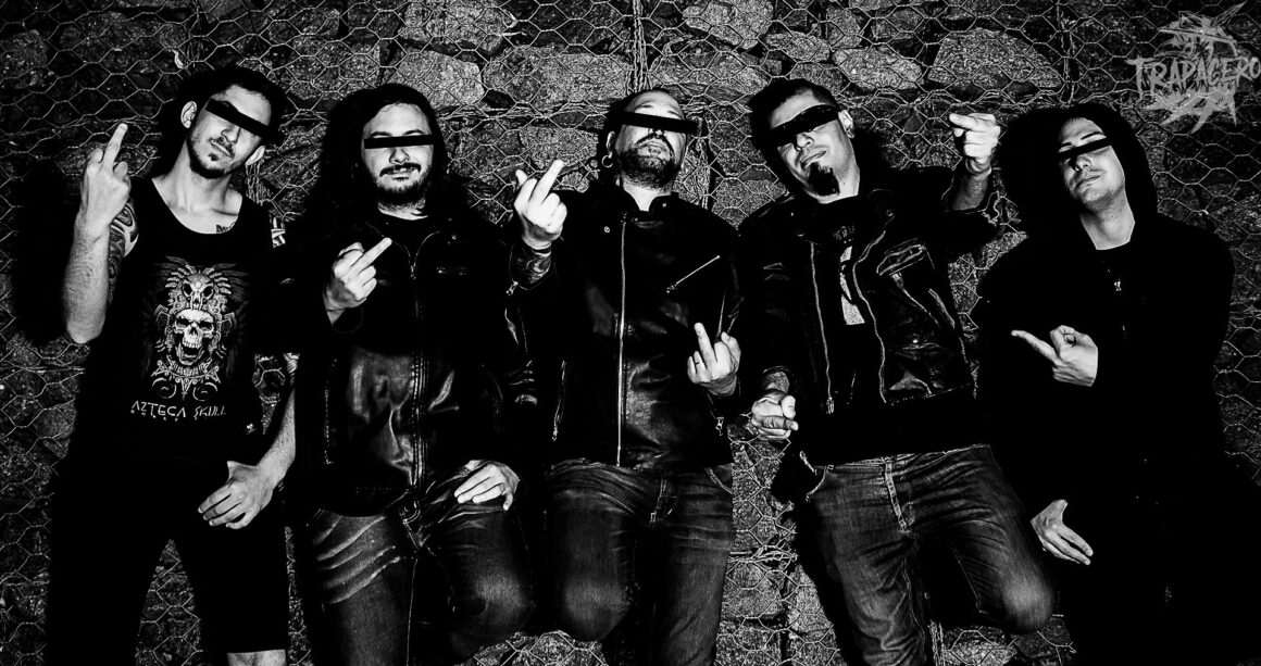 Trapacero - Trapacero nace a mediados del año 2008 de la disolución de otras bandas formándose en principio con Darío Cancela en las voces, Gabbe en la guitarra, Nicolás Magnífico en el bajo y Daniel Ruberto en la batería con la idea de hacer una banda de rock con influencias marcadas de la escena española. A los pocos meses de comenzar graban su primer EP titulado “Tinta – Corazón” de manera independiente compuesto por seis temas que serían dados a conocer en recitales durante todo el año 2009. Antes de hacer su primera presentación en vivo se suma la guitarra de Germán Martínez de la mano de Daniel para hacerse cargo de las melodías y solos. A fines del mismo 2009, Nicolás y Daniel deciden apartarse de la banda y Trapacero queda en un estado de suspenso y con futuro incierto. Con la idea de no dejar morir el EP y darle un re-lanzamiento mientras se suman nuevos integrantes, se busca la colaboración de reconocidos artistas españoles en su escena para que presten su voz en las canciones del mismo. Finalmente consiguen que Ricardo de Eslabón, Maxi de Fe De Ratas, Marcos de Gritando En Silencio, Lulú de Forraje, Jhony de Kaótiko y El Moro de Censurados participen en la voz con el sello distintivo de cada uno. Se re-bautiza el EP a “Tinta – Corazón: Poetas De Muelles Hermanos” y con este re-lanzamiento logran ser reconocidos en España y Argentina, logrando críticas y difusiones muy positivas además de figurar en medios importantes de España como la revista Rock Estatal y siendo además invitados al documental español “On-Tour” de la productora The Smoke Seller Fronts siendo la única banda por fuera de la península ibérica en participar. Trapacero