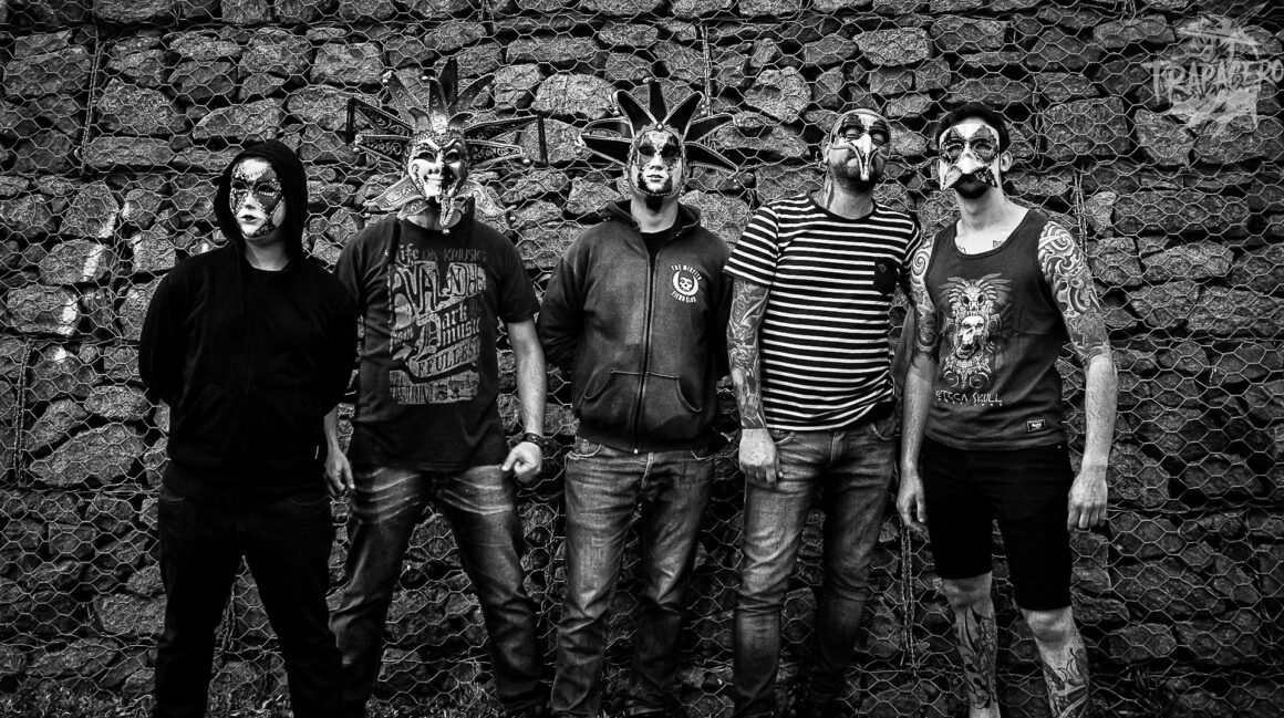 Trapacero - Trapacero nace a mediados del año 2008 de la disolución de otras bandas formándose en principio con Darío Cancela en las voces, Gabbe en la guitarra, Nicolás Magnífico en el bajo y Daniel Ruberto en la batería con la idea de hacer una banda de rock con influencias marcadas de la escena española. A los pocos meses de comenzar graban su primer EP titulado “Tinta – Corazón” de manera independiente compuesto por seis temas que serían dados a conocer en recitales durante todo el año 2009. Antes de hacer su primera presentación en vivo se suma la guitarra de Germán Martínez de la mano de Daniel para hacerse cargo de las melodías y solos. A fines del mismo 2009, Nicolás y Daniel deciden apartarse de la banda y Trapacero queda en un estado de suspenso y con futuro incierto. Con la idea de no dejar morir el EP y darle un re-lanzamiento mientras se suman nuevos integrantes, se busca la colaboración de reconocidos artistas españoles en su escena para que presten su voz en las canciones del mismo. Finalmente consiguen que Ricardo de Eslabón, Maxi de Fe De Ratas, Marcos de Gritando En Silencio, Lulú de Forraje, Jhony de Kaótiko y El Moro de Censurados participen en la voz con el sello distintivo de cada uno. Se re-bautiza el EP a “Tinta – Corazón: Poetas De Muelles Hermanos” y con este re-lanzamiento logran ser reconocidos en España y Argentina, logrando críticas y difusiones muy positivas además de figurar en medios importantes de España como la revista Rock Estatal y siendo además invitados al documental español “On-Tour” de la productora The Smoke Seller Fronts siendo la única banda por fuera de la península ibérica en participar. Trapacero