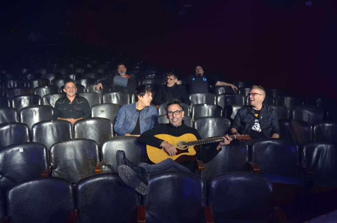 La Franela - La Franela es el proyecto de Daniel Piti Fernández luego de dejar Los Piojos, en septiembre de 2008. En agosto de 2009 editaron "Después de ver", el disco debut, y dos años después llegó "Hacer un puente", su segundo material de estudio. La Franela