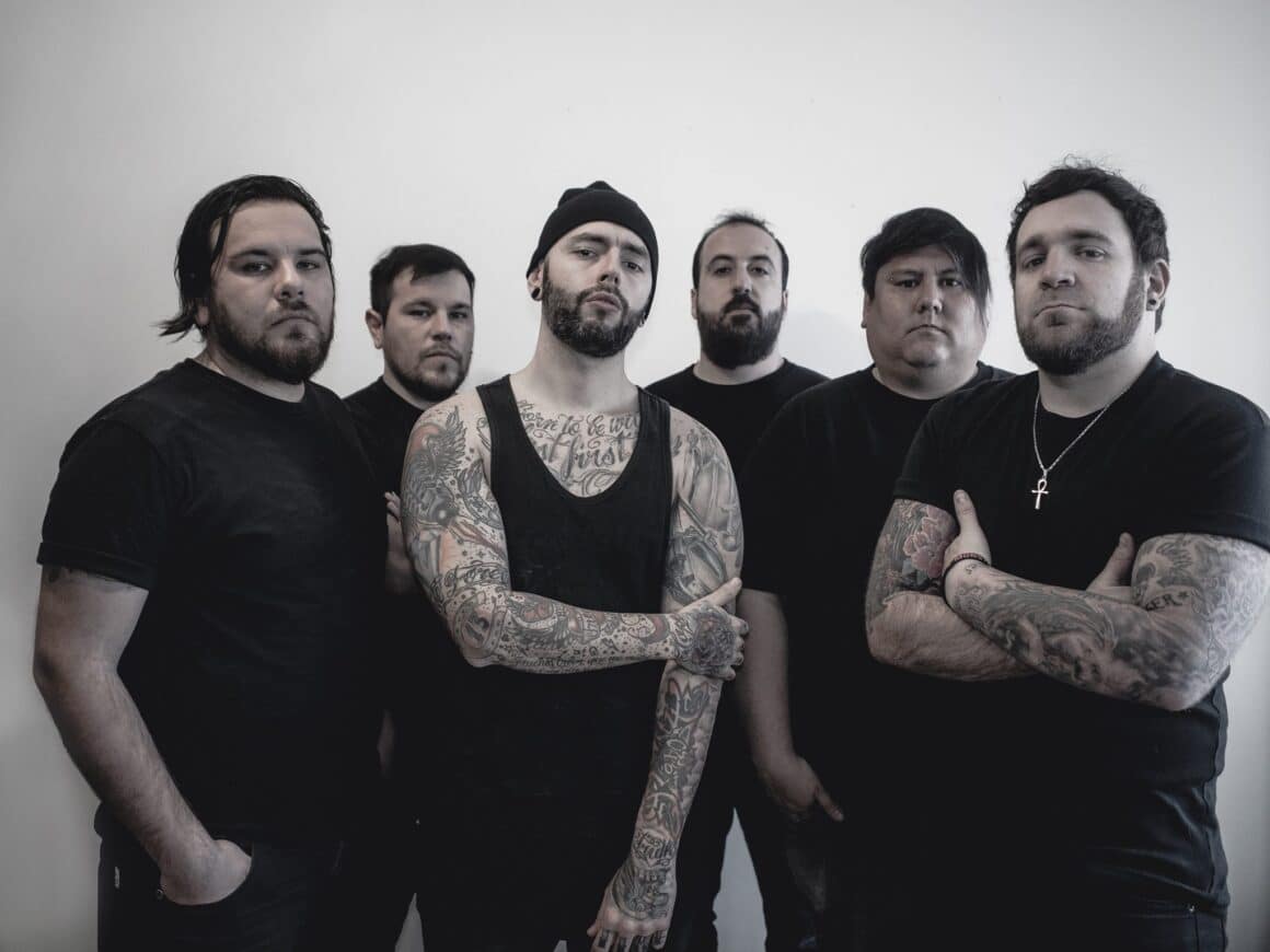 LegHost - LEGHOST es una banda proveniente de la cultura Skater, graffiti y tatuaje, que fusiona Pop-Punk Californiano con esencia propia, riffs y breakdowns duros provenientes del Post-Hardcore, con una identidad bien marcada en su mensaje, mezclando el canto melódico, con algunas apariciones de gritos Screamo y algunas partes Rapeadas del New Metal y Rap-Core, formando así el concepto combativo y versátil de la banda. LegHost