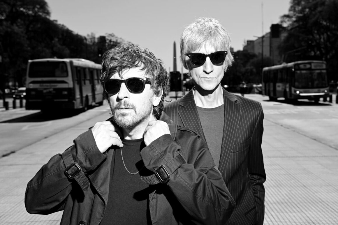 Los Látigos lanzan su primer disco en casi quince años - Después de un largo receso de casi quince años, Los Látigos regresan con un nuevo álbum titulado "Centro", bajo el sello de Geiser Discos. Este esperado trabajo marca una evolución sonora y conceptual para la banda liderada por Marcelo Zeoli y Gonzalo Campos, quienes describen el disco como una reafirmación de su esencia, pero también como un reflejo de todo lo que han vivido y experimentado en este tiempo. Los Látigos. Foto: Manuel Cascallar