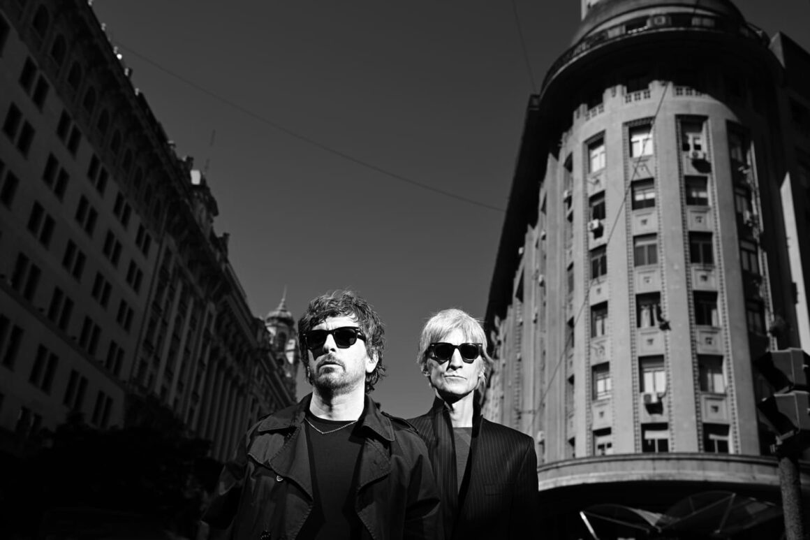 Los Látigos lanzan su primer disco en casi quince años - Después de un largo receso de casi quince años, Los Látigos regresan con un nuevo álbum titulado "Centro", bajo el sello de Geiser Discos. Este esperado trabajo marca una evolución sonora y conceptual para la banda liderada por Marcelo Zeoli y Gonzalo Campos, quienes describen el disco como una reafirmación de su esencia, pero también como un reflejo de todo lo que han vivido y experimentado en este tiempo. Los Látigos. Foto: Manuel Cascallar