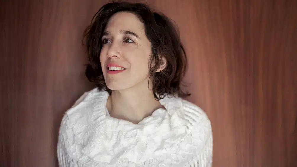 María Ezquiaga - María Ezquiaga es música, nacida en la Ciudad de Buenos Aires. Desde 2003 lideró el grupo Rosal, con el que grabó cinco discos de estudio, dos DVDs en vivo y dos EPs. Fue parte del proyecto Varias Artistas de Lucas Marti y colaboró como cantante y guitarrista, en grabaciones y shows, con artistas como Elena Roger, Axel Krygier, Pablo Dacal y Rosario Bléfari. En 2018 compuso grabó e interpretó la música de la banda de sonido para el largometraje de ficción Lxs mentirosxs dirigido por Alejandro Jovic –selección Short Form Series, Cannes 2019-. María Ezquiaga