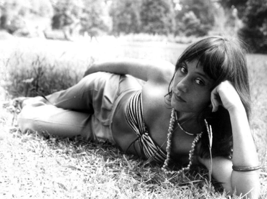 María Rosa Yorio - María Rosa Yorio, destacada figura en el ámbito musical argentino, se ha consolidado como un referente a lo largo de su extensa carrera. Su inicio en la música estuvo marcado por su papel como corista en Sui Generis, un trampolín para su futura prominencia como voz femenina en PorSuiGieco. No obstante, su contribución se extendió más allá de estas colaboraciones iniciales. María Rosa Yorio. Foto: Prensa Sazam