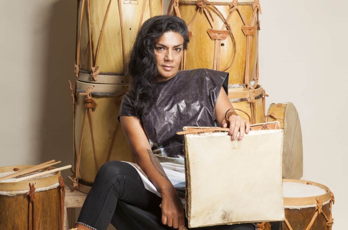 Mariana Baraj - Música, cantante y percusionista que incorporó a un repertorio folclórico clásico latinoamericano nuevos timbres y texturas emergentes de una fusión de estilos, fruto de su paso por grupos de diversos géneros. Mariana Baraj