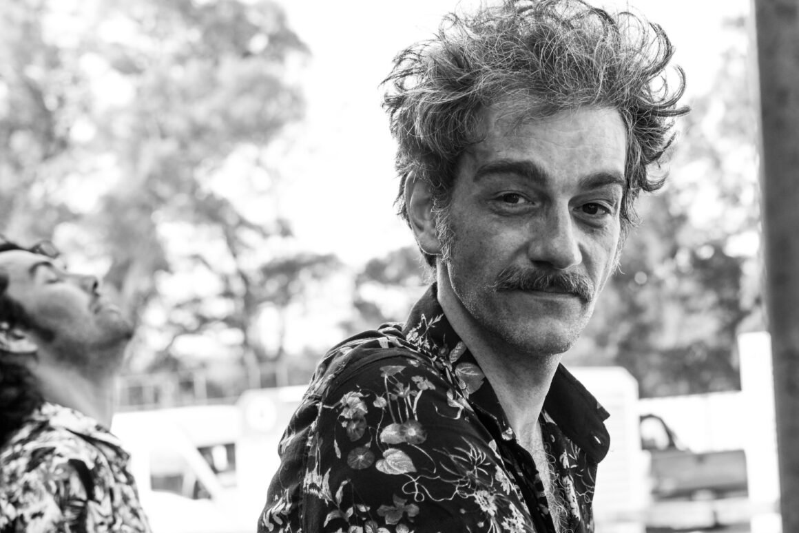 Pablo Dacal - Pablo Dacal nació en 1976 en Buenos Aires, Argentina. Es cantor, músico y compositor referente de los cantautores del Río de la Plata en la última década. Pablo Dacal