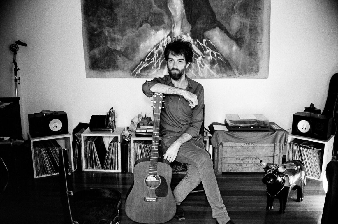 Pablo Dacal - Pablo Dacal nació en 1976 en Buenos Aires, Argentina. Es cantor, músico y compositor referente de los cantautores del Río de la Plata en la última década. Pablo Dacal