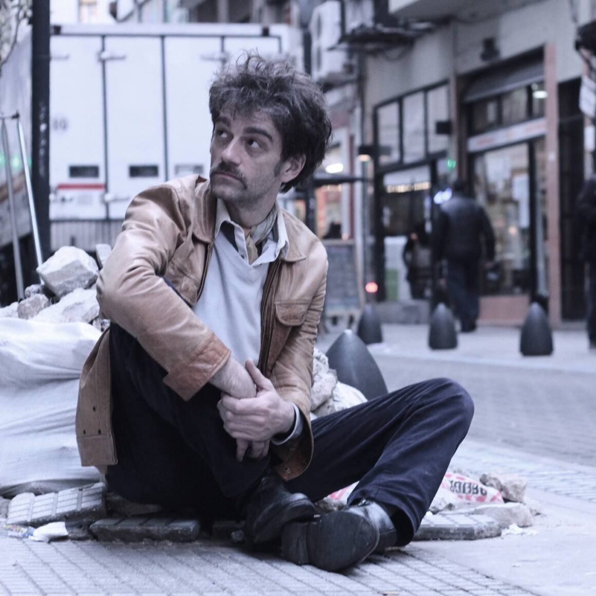 Pablo Dacal - Pablo Dacal nació en 1976 en Buenos Aires, Argentina. Es cantor, músico y compositor referente de los cantautores del Río de la Plata en la última década. Pablo Dacal