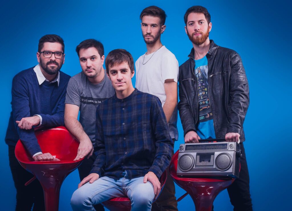 Paraleia - La historia de la banda, según su propia página web: Paraleia es una banda indie pop-rock oriunda de Castelar (Zona oeste del Gran Buenos Aires) integrada por Francisco Carlucci, Juan Ignacio Ares, Nicolás Ezquerra, Bart Salaverry y Maximiliano Pirro. A lo largo de su carrera se presentaron en destacadas salas de la escena local y festivales como Rock Solidario por Techo de Leaf Social, Morón Rock, el 60 aniversario de Tres de Febrero, entre otros. A la fecha que cuenta con 3 discos de estudio, una edición especial de reversiones y varios singles en su haber. . Paraleia Paraleia Paraleia Paraleia Paraleia Paraleia