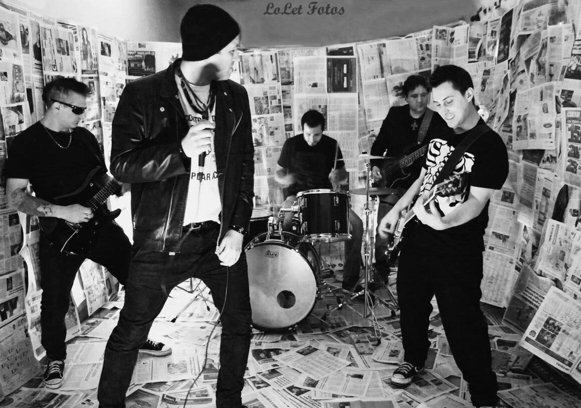 Trapacero - Trapacero nace a mediados del año 2008 de la disolución de otras bandas formándose en principio con Darío Cancela en las voces, Gabbe en la guitarra, Nicolás Magnífico en el bajo y Daniel Ruberto en la batería con la idea de hacer una banda de rock con influencias marcadas de la escena española. A los pocos meses de comenzar graban su primer EP titulado “Tinta – Corazón” de manera independiente compuesto por seis temas que serían dados a conocer en recitales durante todo el año 2009. Antes de hacer su primera presentación en vivo se suma la guitarra de Germán Martínez de la mano de Daniel para hacerse cargo de las melodías y solos. A fines del mismo 2009, Nicolás y Daniel deciden apartarse de la banda y Trapacero queda en un estado de suspenso y con futuro incierto. Con la idea de no dejar morir el EP y darle un re-lanzamiento mientras se suman nuevos integrantes, se busca la colaboración de reconocidos artistas españoles en su escena para que presten su voz en las canciones del mismo. Finalmente consiguen que Ricardo de Eslabón, Maxi de Fe De Ratas, Marcos de Gritando En Silencio, Lulú de Forraje, Jhony de Kaótiko y El Moro de Censurados participen en la voz con el sello distintivo de cada uno. Se re-bautiza el EP a “Tinta – Corazón: Poetas De Muelles Hermanos” y con este re-lanzamiento logran ser reconocidos en España y Argentina, logrando críticas y difusiones muy positivas además de figurar en medios importantes de España como la revista Rock Estatal y siendo además invitados al documental español “On-Tour” de la productora The Smoke Seller Fronts siendo la única banda por fuera de la península ibérica en participar. Trapacero