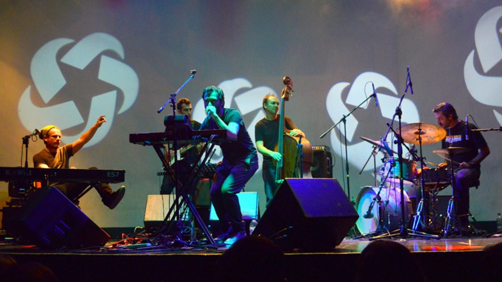 Fernández 4 presenta su segundo disco - Lo que comenzó en el 2008 como un trío de jazz integrado por Daniel "Pipi" Piazzolla en batería y Mariano Sívori en contrabajo, tomó nuevos rumbos con la incorporación en la voz de Nicolás Sorín, decisión que llevó a que el grupo se inclinara hacia la canción, un concepto que quedó plasmado en “No fear” (2014), considerado por el mismo Cirilo como un punto de partida. 474fcbae 6981 435f a9b2 463b15e19598