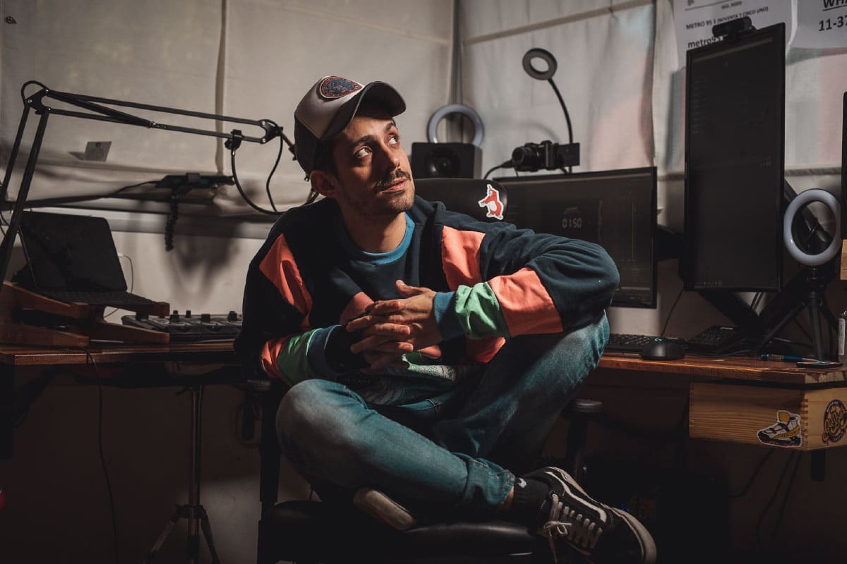Agustín Aristarán: "Me gusta hacer lo que me gusta escuchar" - El mutifacético Soy Rada presenta "Revuelto" el 11 y 12 de diciembre en el Teatro Opera, con dos únicas funciones cargadas de magia, música, humor y sorpresas. Agustín Aristarán. Fotos: Facu Suárez @irishsuarez