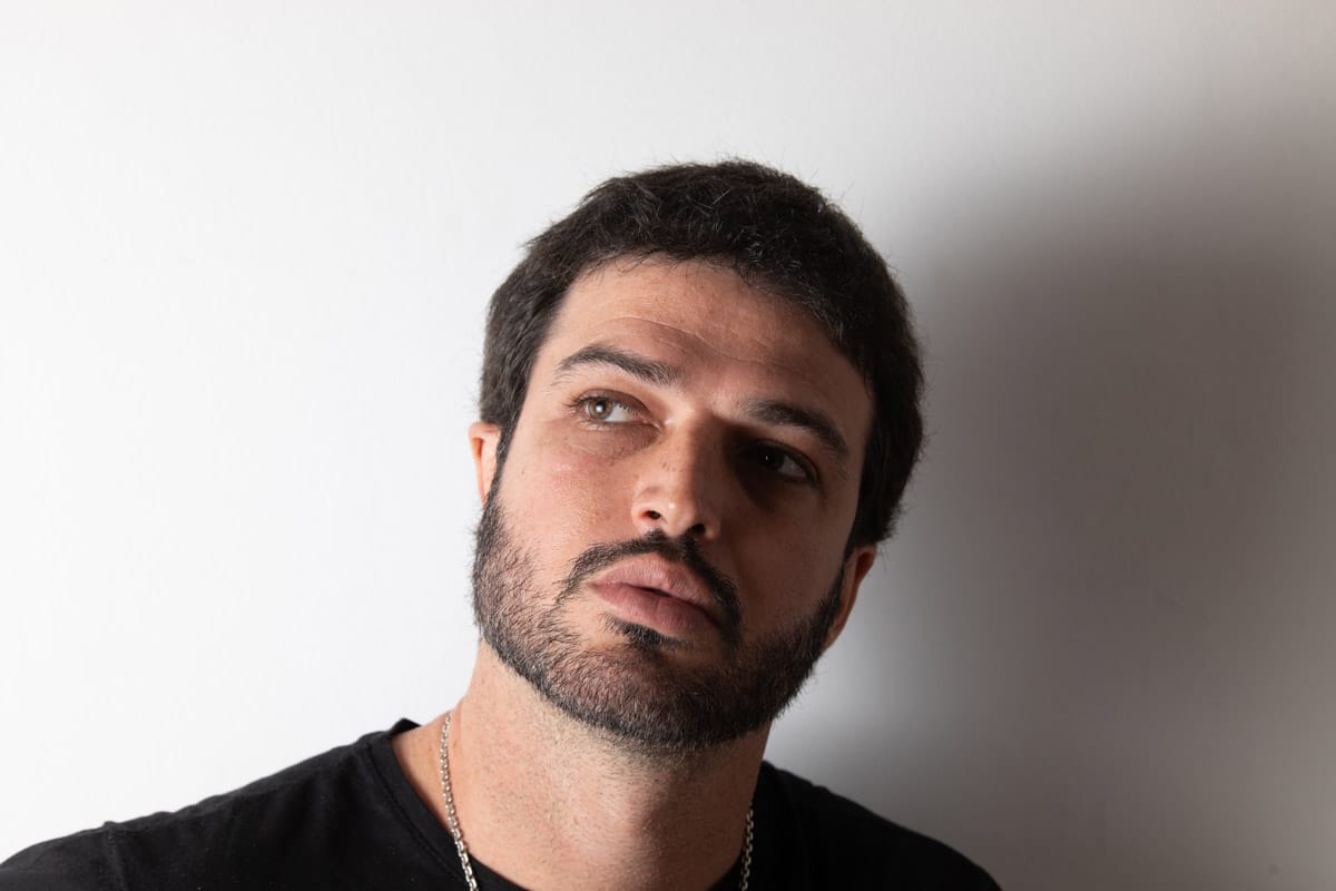 Ale Kurz: "A mí me encanta la vida, pero la muerte es una consejera" - La palabra indicada para definir a Ale Kurz por estos días es fortaleza. Ese mantra de orden, silencio y plenitud que rodea al cantante de El Bordo se entrecruza con el ascenso de su propia identidad presente como solista y el camino recorrido con su banda de toda la vida. Es todo alegría verlo ahí, presente en la sonrisa perfecta que lo ilumina desde la puerta que abre en su departamento de Caballito, luego de haber estado internado con un cuadro grave de pulmonía bilateral por coronavirus. Esta fortaleza invisible y actual lo sostiene como un aura potente que destierra cualquier contacto cercano con la muerte. Ale Kurz. Foto: Emma Distilo
