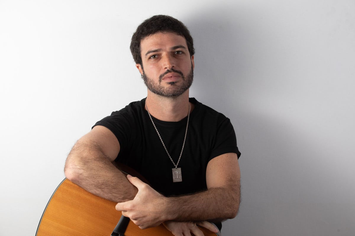Ale Kurz: "A mí me encanta la vida, pero la muerte es una consejera" - La palabra indicada para definir a Ale Kurz por estos días es fortaleza. Ese mantra de orden, silencio y plenitud que rodea al cantante de El Bordo se entrecruza con el ascenso de su propia identidad presente como solista y el camino recorrido con su banda de toda la vida. Es todo alegría verlo ahí, presente en la sonrisa perfecta que lo ilumina desde la puerta que abre en su departamento de Caballito, luego de haber estado internado con un cuadro grave de pulmonía bilateral por coronavirus. Esta fortaleza invisible y actual lo sostiene como un aura potente que destierra cualquier contacto cercano con la muerte. Ale Kurz. Foto: Emma Distilo