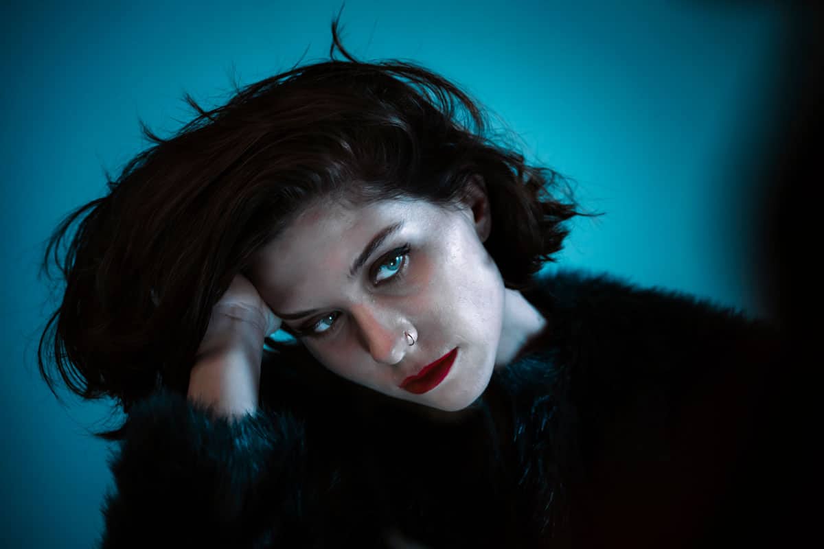 Amanda Pujó: "Este disco es como un salto al vacío" - La artista presenta su primer álbum solista, "Nuevos silencios", en el cual la música corrobora que no hay luz sin su propia oscuridad. Este disco contiene siete canciones que varían sonidos con mezclas de armonías guitarras acústicas y rítmicas versátiles, un subibaja de emociones, pero a la vez fácil de digerir. Amanda Pujó. Foto: Juan Manuel Aldazabal
