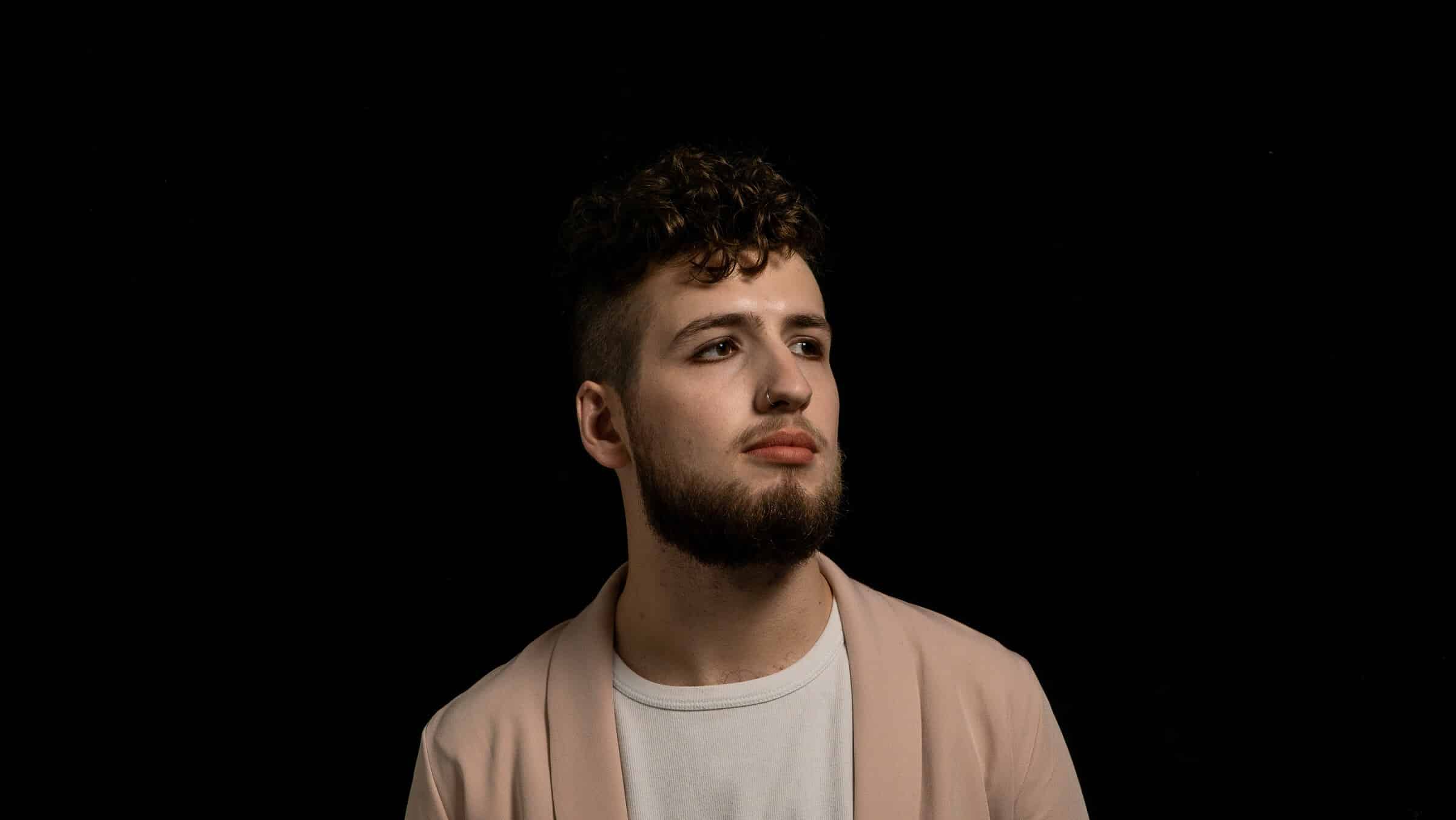 Andrés Murray: "Pienso al deseo como el impulso" - "Pienso al deseo como el impulso, el motor que nos lleva adelante en cualquier situación de la vida –señala Andrés Murray-. Además, me gustó la amplitud de la palabra. Cuando uno piensa al deseo hay muchas formas de concebirlo: el motor, pero también lo utópico, lo mágico, lo sexual. Este disco, sin dudas, tiene todas esas pinceladas presentes, con frases que lo explicitan y otras que quedan en el espacio de la interpretación". Andrés Murray