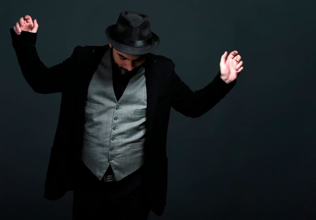 Andrés Villareal: "Hay una especie de exhortación a deconstruirse y reconstruirse a través de nuestra experiencia" - Andrés Villareal fue la voz principal de Leparcq, banda con la cual lanzó "Las estrellas son un sueño". En 2021 se encuentra finalizando su primer álbum solista. La propuesta musical consiste en un rock alternativo que incorpora elementos electrónicos y de folk rock, con un foco importante en letras y ambientaciones intimistas. Andrés Villareal