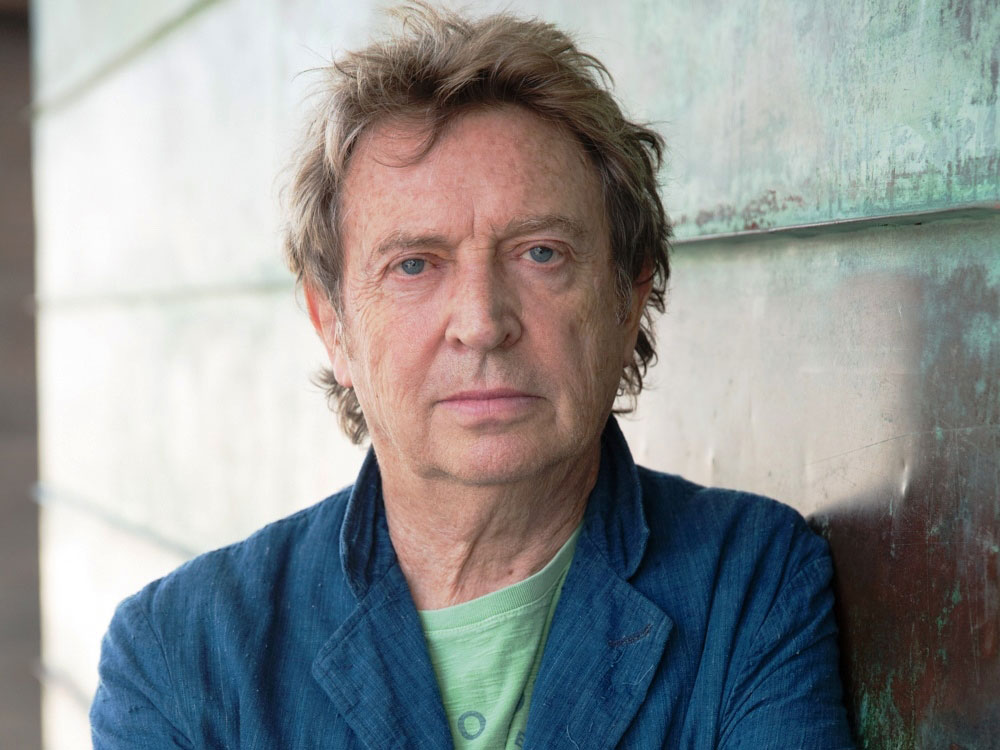 Andy Summers, de The Police: "La guitarra te desafía la autoestima" - Casi por contrato, cualquier rockero debe tener un historial de situaciones peligrosas, divertidas o relacionadas con los fármacos. En el caso de nuestro entrevistado, no sólo cumple con todos los requisitos: la mayoría le pasaron en Sudamérica. Del otro lado de la pantalla (en la tarde de Los Ángeles), Andy Summers se agarra la cabeza y recuerda la más reciente. "Había tomado una pastilla para dormir que era relativamente nueva -dice-. Estaba por hacer una gira acústica con un guitarrista brasilero de jazz, Víctor Biglione. Un tipo muy loco. Eran temas bastante virtuosos, rápidos y difíciles. Yo estaba paranoico, porque apenas llegaba íbamos a ensayar, y tenía que sentirme realmente bien". Andy Summers