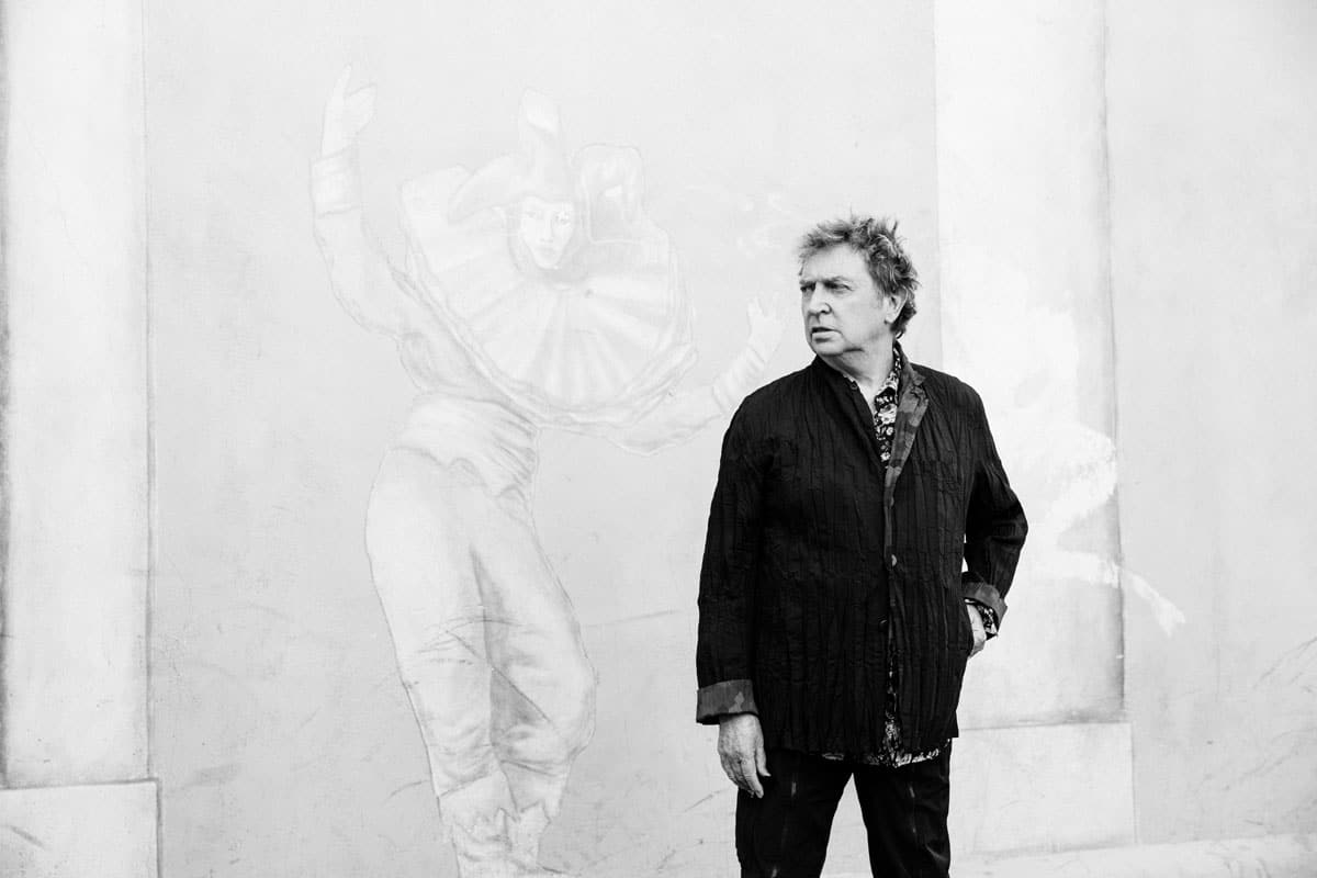Andy Summers, de The Police: "La guitarra te desafía la autoestima" - Casi por contrato, cualquier rockero debe tener un historial de situaciones peligrosas, divertidas o relacionadas con los fármacos. En el caso de nuestro entrevistado, no sólo cumple con todos los requisitos: la mayoría le pasaron en Sudamérica. Del otro lado de la pantalla (en la tarde de Los Ángeles), Andy Summers se agarra la cabeza y recuerda la más reciente. "Había tomado una pastilla para dormir que era relativamente nueva -dice-. Estaba por hacer una gira acústica con un guitarrista brasilero de jazz, Víctor Biglione. Un tipo muy loco. Eran temas bastante virtuosos, rápidos y difíciles. Yo estaba paranoico, porque apenas llegaba íbamos a ensayar, y tenía que sentirme realmente bien". Andy Summers