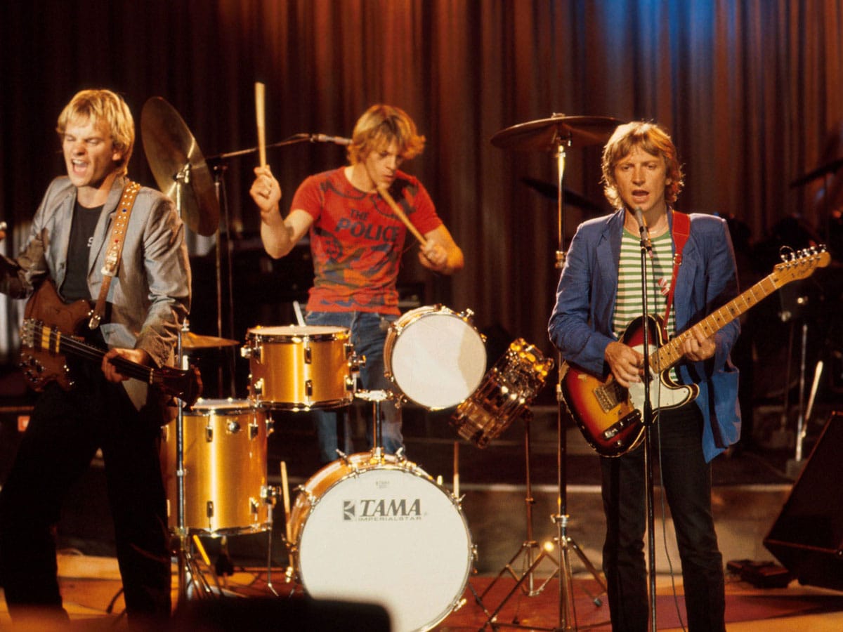 Andy Summers, de The Police: "La guitarra te desafía la autoestima" - Casi por contrato, cualquier rockero debe tener un historial de situaciones peligrosas, divertidas o relacionadas con los fármacos. En el caso de nuestro entrevistado, no sólo cumple con todos los requisitos: la mayoría le pasaron en Sudamérica. Del otro lado de la pantalla (en la tarde de Los Ángeles), Andy Summers se agarra la cabeza y recuerda la más reciente. "Había tomado una pastilla para dormir que era relativamente nueva -dice-. Estaba por hacer una gira acústica con un guitarrista brasilero de jazz, Víctor Biglione. Un tipo muy loco. Eran temas bastante virtuosos, rápidos y difíciles. Yo estaba paranoico, porque apenas llegaba íbamos a ensayar, y tenía que sentirme realmente bien". Andy Summers