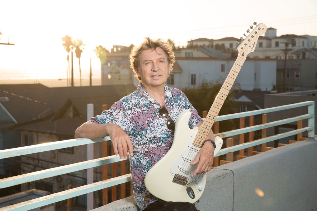 Andy Summers, de The Police: "La guitarra te desafía la autoestima" - Casi por contrato, cualquier rockero debe tener un historial de situaciones peligrosas, divertidas o relacionadas con los fármacos. En el caso de nuestro entrevistado, no sólo cumple con todos los requisitos: la mayoría le pasaron en Sudamérica. Del otro lado de la pantalla (en la tarde de Los Ángeles), Andy Summers se agarra la cabeza y recuerda la más reciente. "Había tomado una pastilla para dormir que era relativamente nueva -dice-. Estaba por hacer una gira acústica con un guitarrista brasilero de jazz, Víctor Biglione. Un tipo muy loco. Eran temas bastante virtuosos, rápidos y difíciles. Yo estaba paranoico, porque apenas llegaba íbamos a ensayar, y tenía que sentirme realmente bien". Andy Summers