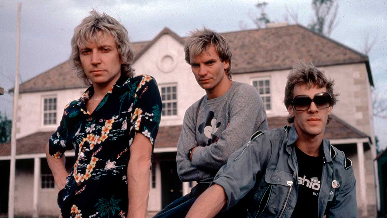 Andy Summers, de The Police: "La guitarra te desafía la autoestima" - Casi por contrato, cualquier rockero debe tener un historial de situaciones peligrosas, divertidas o relacionadas con los fármacos. En el caso de nuestro entrevistado, no sólo cumple con todos los requisitos: la mayoría le pasaron en Sudamérica. Del otro lado de la pantalla (en la tarde de Los Ángeles), Andy Summers se agarra la cabeza y recuerda la más reciente. "Había tomado una pastilla para dormir que era relativamente nueva -dice-. Estaba por hacer una gira acústica con un guitarrista brasilero de jazz, Víctor Biglione. Un tipo muy loco. Eran temas bastante virtuosos, rápidos y difíciles. Yo estaba paranoico, porque apenas llegaba íbamos a ensayar, y tenía que sentirme realmente bien". Andy Summers