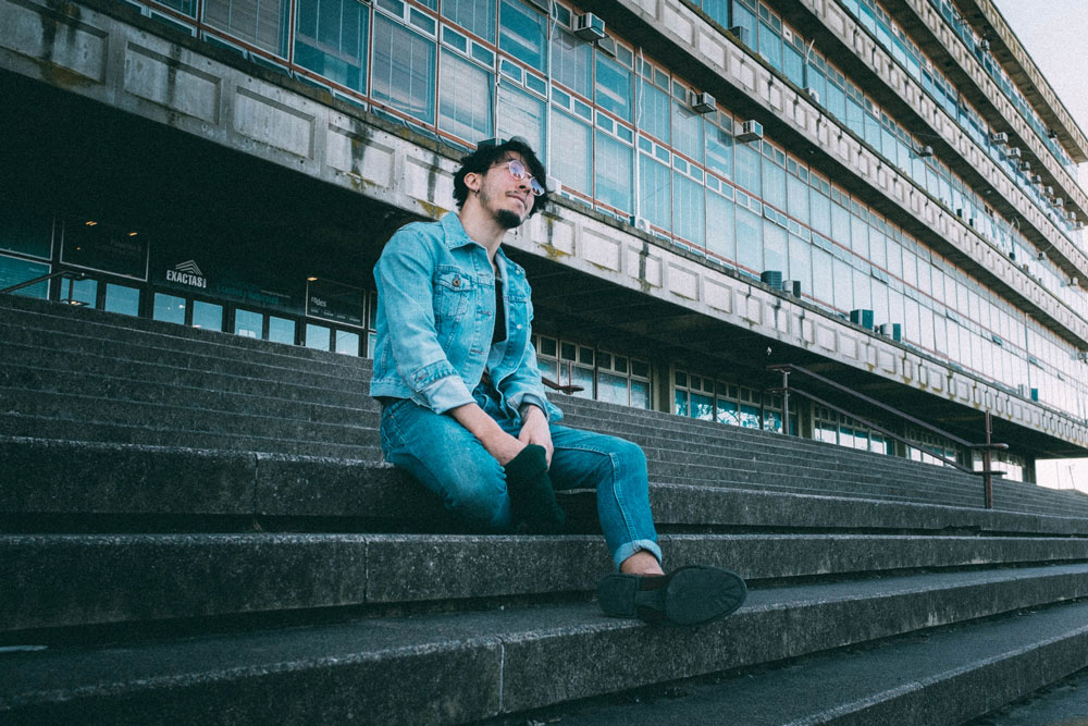 Axel Noguera: "Es mi primer proyecto de algo grande" - El compositor y músico presenta "La fuente de tu voz" (feat. Lara Ferreiros), primer adelanto de su LP debut. La canción que está basada en una novela que el mismo compositor está escribiendo. Este tema es una delicada mezcla entre el rock con el pop y la electrónica experimental, que funciona como una primera invitación del músico a conocer su universo artístico poético, introspectivo y emotivo. Axel Noguera. Foto: Laurita Church