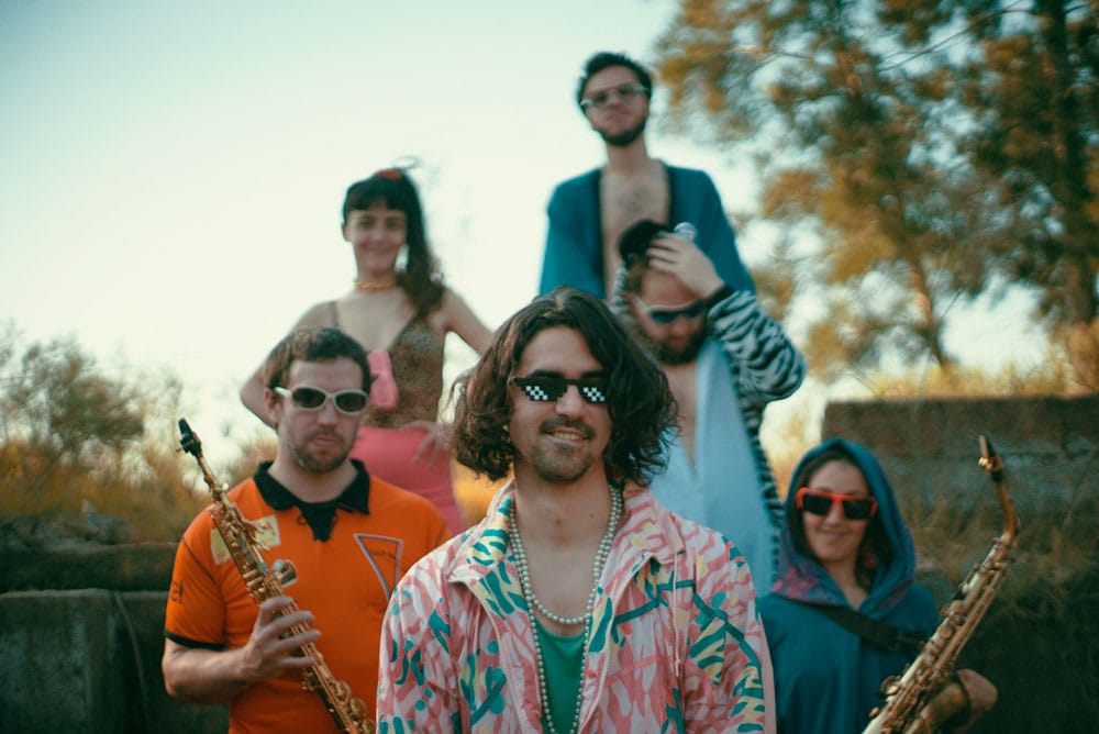 Bolsa de naylon en la rama de un árbol: "El fuerte de la banda es la elasticidad" - El conjunto uruguayo edita su nuevo EP, "Canciones", en el que versionan tres temas: "Bandera amarilla", de Fernando Cabrera; "Cairel", de Mati Mormandi; y "La fantástica aventura", de Takeshi Ike/Yuriko Mori (opening de Dragon Ball). Bolsa de naylon en la rama de un árbol