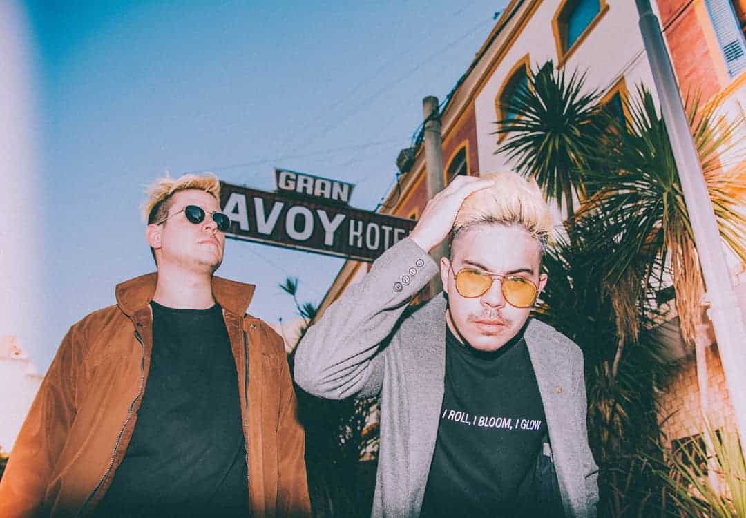 Caciotone: "La búsqueda se basó en poder encontrar una identidad mucho más sólida y madura" - Caciotone nace a través de la unión musical entre los productores argentinos Octavio Suárez e Ignacio Vicente en 2019. Sus composiciones retratan temáticas de desamores, amistades y situaciones cotidianas, abordadas desde la nostálgica. El nuevo single "Tan cerca" destaca por sus líricas relajadas, con aires muy marcados del r&b y anticipa el resultado de la nueva búsqueda sonora en la que se encuentra el grupo. Caciotone