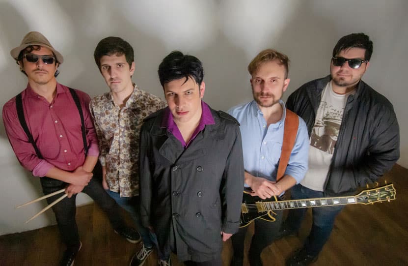 Claramente: "Buscamos transmitir un contenido lírico introspectivo" - "Una toma el papel dominante hasta que la otra despierta de esa condición liberándose llegando justamente al estribillo –explica Fede Folino, cantante de Claramente-. La letra, en su ambigüedad, puede ser interpretada como una mirada hacia la parte oscura de un amor enfermo, relaciones laborales, e incluso las relaciones entre gobiernos y ciudadanos. Musicalmente, la canción es una exploración de la banda lejos de guitarras y baterías acústicas para navegar entre melodías de sintetizadores, samples y arpegiadores. También aparecen bajos acústicos y guitarras procesadas a modo de exploración". Claramente