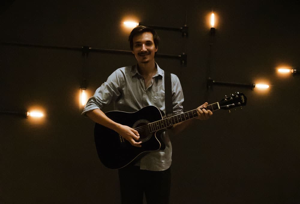 Cris Taboada presenta su disco debut: "es un sueño cumplido" - "De color" es el primer registro discográfico de Cristian Taboada como solista. El EP es un recorrido por 8 canciones que narran diversas historias con la premisa de ver las cosas y situaciones un poco "de color" cuando se cree que todo es blanco y negro. Cris Taboada