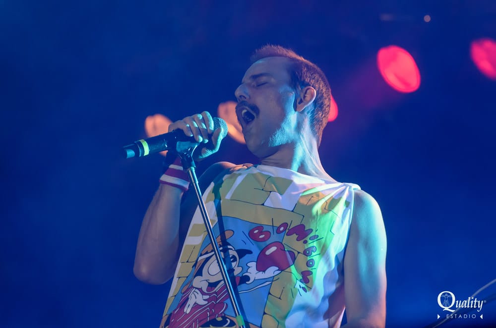 Dios Salve a la Reina deslumbró al público cordobés - God Save the Queen (Dios Salve a la Reina) fue considerada por la Revista Rolling Stone como “El mejor show de Queen del mundo. El mejor tributo de todos los tributos”. Ésta es solo una de las muestras de reconocimiento que tienen los artistas argentinos en el globo. Si uno ingresa en cualquier buscador de noticias el nombre de la banda, se encuentra con una gran variedad de medios internacionales alabando las proezas de Dios Salve. Dios Salve a la Reina