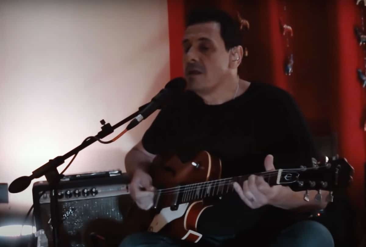 Divididos: recorriendo el Quilmes Rock 2022 - La Aplanadora del Rock haciendo lo que mejor sabe hacer: arriba de un escenario, tocando frente a miles de personas. Con 10 discos de estudio, álbumes en vivo y casi 35 años de trayectoria; autores de clásicos indelebles del rock argentino, como "Que ves", "Spaghetti del rock" o "El 38". Divididos cerró el 2021 con una entrevista y un show en el programa que Gillespi conduce en Radio Nacional. Ese material fue editado en plataformas digitales, bajo el nombre "Experiencia 432: Bulín finoli". Divididos 2