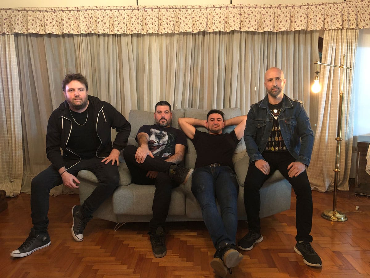 Dos Comodines: "Siempre apuntamos a dar algo más, un extra que la gente no espere" - Con más de 15 años en el circuito musical, y habiendo compartido escenarios con proyectos consagrados, Dos Comodines cuenta con dos discos de estudio: el primero de ellos (homónimo) grabado en el Estudio El Pie; y el segundo "Huele a peligro" (2018) realizado en Instituto Pugliese (Don Bosco), Cactus Records (Quilmes) y en Sound City Studio (Los Ángeles). Dos Comodines