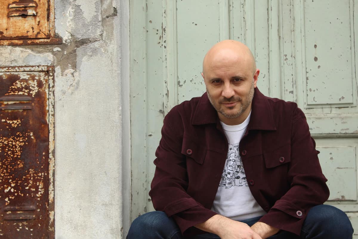 Federico Laconte: "Camaleón suena exquisitamente bien" - "Son cinco historias de diferentes protagonistas, que oscilan entre las frustraciones, las ambiciones, el esfuerzo por mantenerse a flote, más que por salir adelante –describe Federico Laconte-. Son historias de supervivencia, sin duda, en todos los sentidos. Están contadas por un narrador que pocas veces es objetivo. Excepto ‘Bella Simona’ que es claramente autobiográfico". Federico Laconte