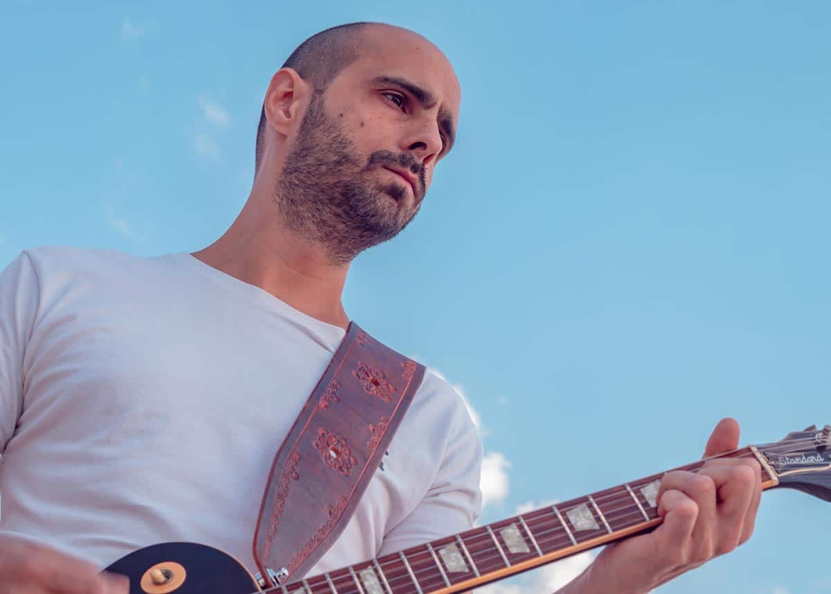 Fer Riga: "Fue un sentimiento muy espontáneo" - La pasión por la composición y el canto en Fer Riga nacen a temprana edad. La disolución de integrantes, dentro de un proyecto que resulta cada vez más personal, hace que tome el timón y navegue de lleno en aguas solitarias a mediados del 2020. Fer Riga