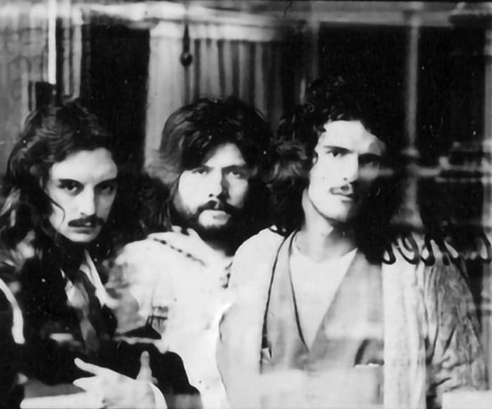 Así sonaba Invisible en vivo - Invisible en vivo. Nada menos. Spinetta, Pomo y Machi en el escenario del Teatro Coliseo, en los shows de presentación del disco "Durazno sangrando", noviembre de 1975, con un sonido remasterizado y acompañado de un material fotográfico extraordinario de Eduardo Martí... Así es este lanzamiento inédito de Sony Music en CD, vinilo y plataformas digitales. Invisible
