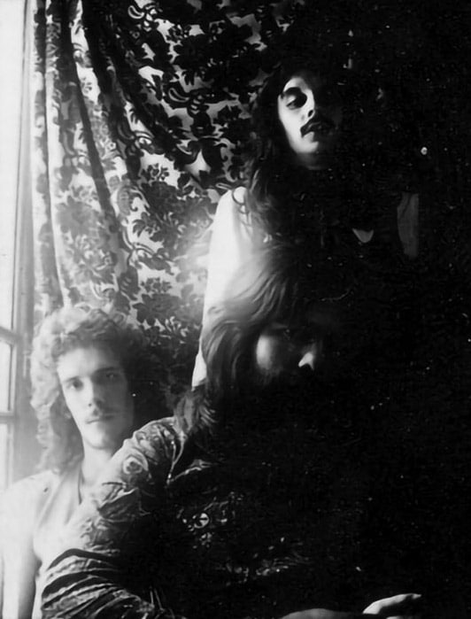 Así sonaba Invisible en vivo - Invisible en vivo. Nada menos. Spinetta, Pomo y Machi en el escenario del Teatro Coliseo, en los shows de presentación del disco "Durazno sangrando", noviembre de 1975, con un sonido remasterizado y acompañado de un material fotográfico extraordinario de Eduardo Martí... Así es este lanzamiento inédito de Sony Music en CD, vinilo y plataformas digitales. Invisible