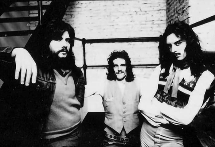 Así sonaba Invisible en vivo - Invisible en vivo. Nada menos. Spinetta, Pomo y Machi en el escenario del Teatro Coliseo, en los shows de presentación del disco "Durazno sangrando", noviembre de 1975, con un sonido remasterizado y acompañado de un material fotográfico extraordinario de Eduardo Martí... Así es este lanzamiento inédito de Sony Music en CD, vinilo y plataformas digitales. Invisible