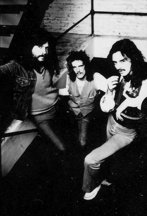 Así sonaba Invisible en vivo - Invisible en vivo. Nada menos. Spinetta, Pomo y Machi en el escenario del Teatro Coliseo, en los shows de presentación del disco "Durazno sangrando", noviembre de 1975, con un sonido remasterizado y acompañado de un material fotográfico extraordinario de Eduardo Martí... Así es este lanzamiento inédito de Sony Music en CD, vinilo y plataformas digitales. Invisible