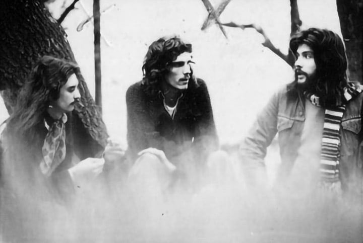 Así sonaba Invisible en vivo - Invisible en vivo. Nada menos. Spinetta, Pomo y Machi en el escenario del Teatro Coliseo, en los shows de presentación del disco "Durazno sangrando", noviembre de 1975, con un sonido remasterizado y acompañado de un material fotográfico extraordinario de Eduardo Martí... Así es este lanzamiento inédito de Sony Music en CD, vinilo y plataformas digitales. Invisible