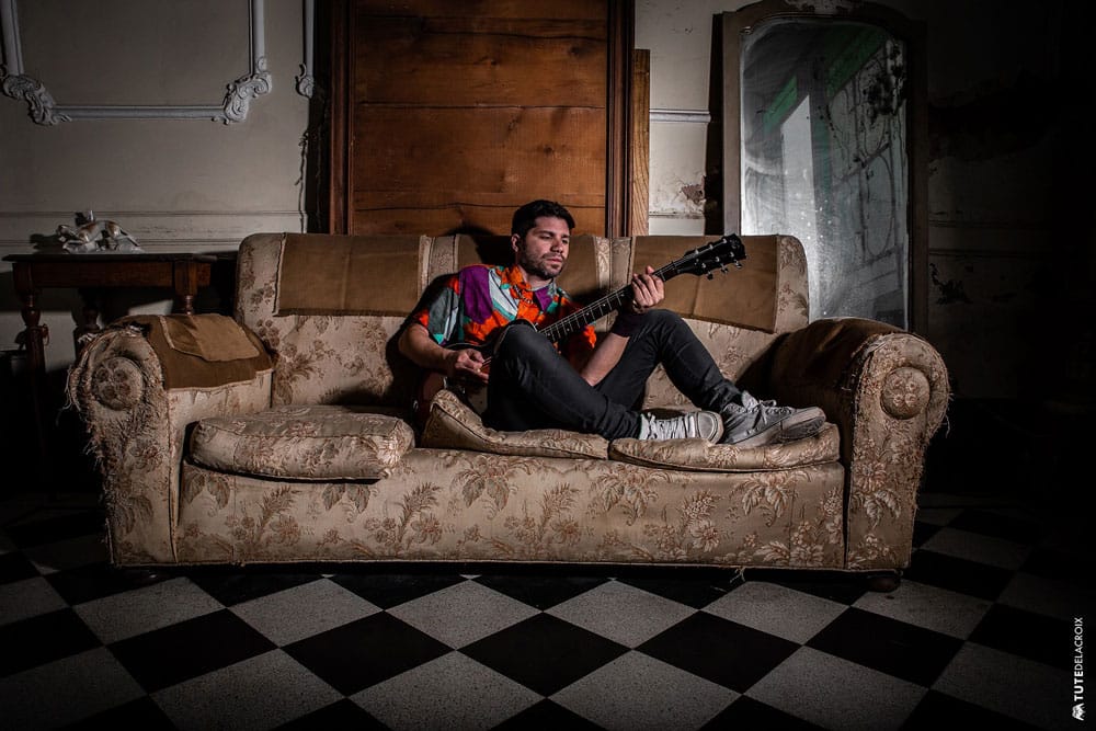 Iván Salo: "Me siento más maduro y profesional" - "Es un disco que nació con la idea de celebrar mis diez años de carrera solista, por eso el título remite a las palabras: década, cantar y decantar –explica Iván Salo-. En cuanto a la lírica, trata diversos temas como: la paternidad, el amor, la naturaleza, los viajes y la pulsión artística. Con este álbum traté de encontrar una voz original, un estilo que me represente a partir de la mirada propia de la vida y de la manera de componer. Creo que salió algo lindo, me siento muy conforme con lo que hice". Iván Salo. Foto: Tute Delacroix