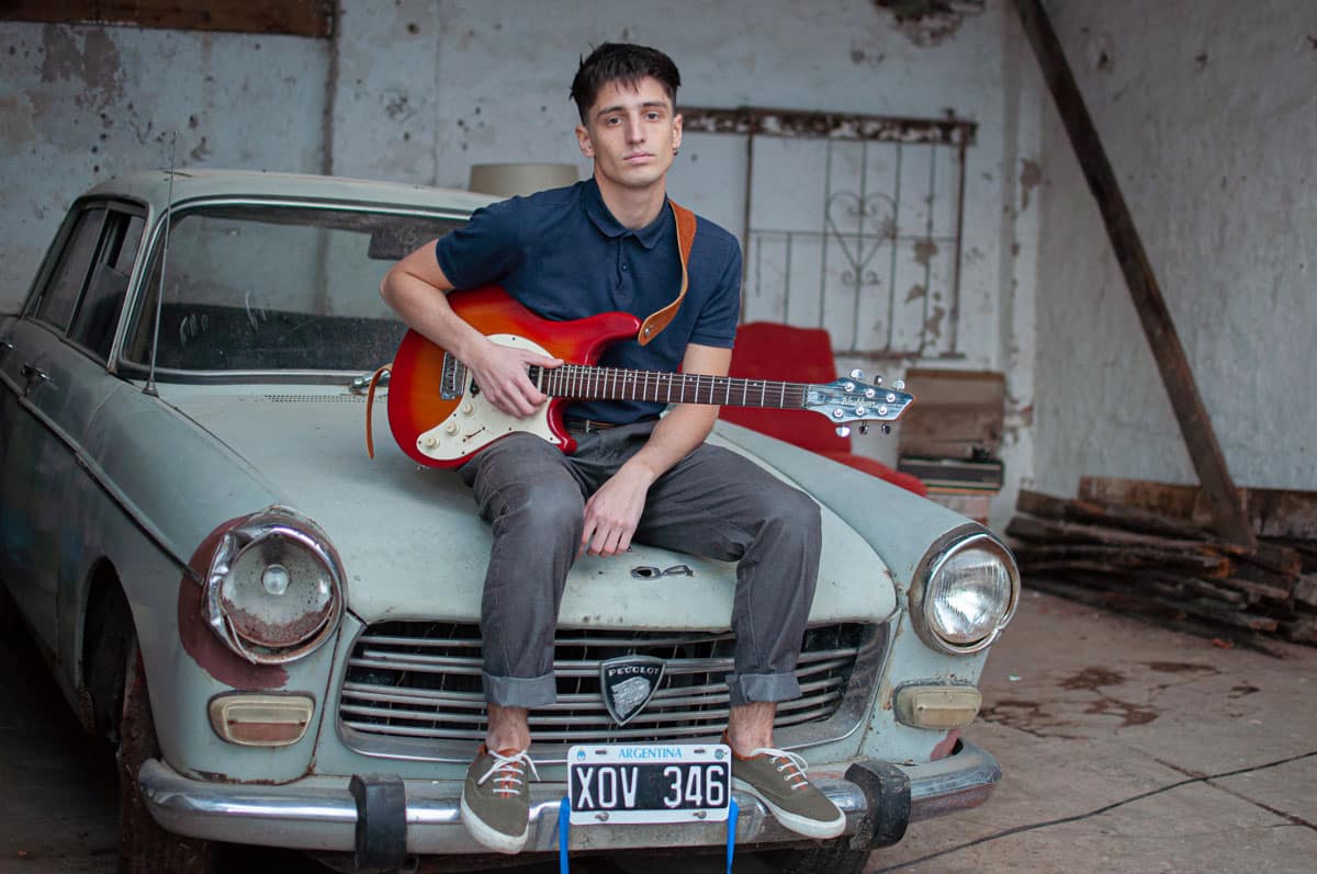 Joaco de Oro: "Muchas cosas que escribo las entiendo recién un tiempo después" - Tras presentarnos la versión acústica de "Lo que fuimos" junto a Livia y sorprendernos con su fresco EP "Destiempo", Joaco de Oro dio un paso más: acaba de publicar el videoclip de su nuevo single "Cuantos besos", una canción indie-pop con reminiscencias R&B, que expresa las indecisiones presentes en una relación que no deja de moverse en círculos. Joaco de Oro. Foto: Agustina Veltri