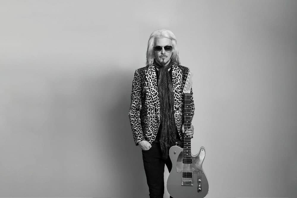 John 5: "Siempre me gustó llevar las cosas al límite" - "A veces tengo que sacarme la guitarra de encima y hacer otra cosa. Me despierto y toco desde la mañana hasta la noche. No cuento las horas para no sentirme mal, porque ya no es saludable -se ríe John 5-. En casa lo hago mucho más que estando de gira. En la ruta tenés que cumplir con esto y aquello, pero acá estoy con la tele prendida de fondo, y de golpe digo: ‘Man, mejor como algo, ¡ya se hizo de noche! ¿Cómo pasó?’. Pero lo amo, y por ende no trabajé un día de mi vida. Es increíble". John 5