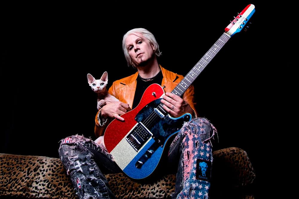 John 5: "Siempre me gustó llevar las cosas al límite" - "A veces tengo que sacarme la guitarra de encima y hacer otra cosa. Me despierto y toco desde la mañana hasta la noche. No cuento las horas para no sentirme mal, porque ya no es saludable -se ríe John 5-. En casa lo hago mucho más que estando de gira. En la ruta tenés que cumplir con esto y aquello, pero acá estoy con la tele prendida de fondo, y de golpe digo: ‘Man, mejor como algo, ¡ya se hizo de noche! ¿Cómo pasó?’. Pero lo amo, y por ende no trabajé un día de mi vida. Es increíble". John 5