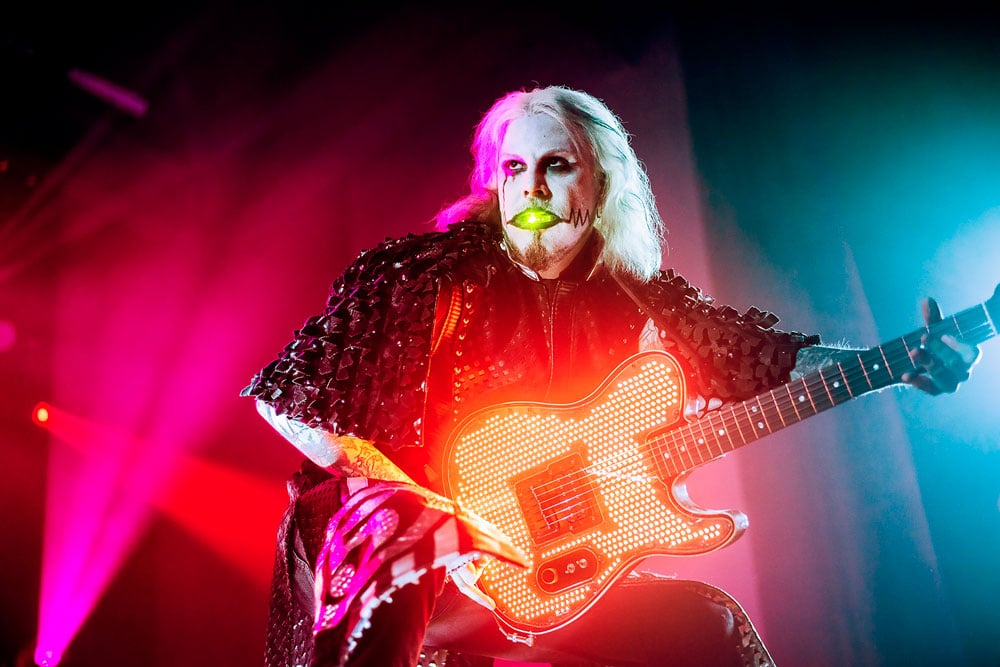 John 5: "Siempre me gustó llevar las cosas al límite" - "A veces tengo que sacarme la guitarra de encima y hacer otra cosa. Me despierto y toco desde la mañana hasta la noche. No cuento las horas para no sentirme mal, porque ya no es saludable -se ríe John 5-. En casa lo hago mucho más que estando de gira. En la ruta tenés que cumplir con esto y aquello, pero acá estoy con la tele prendida de fondo, y de golpe digo: ‘Man, mejor como algo, ¡ya se hizo de noche! ¿Cómo pasó?’. Pero lo amo, y por ende no trabajé un día de mi vida. Es increíble". John 5