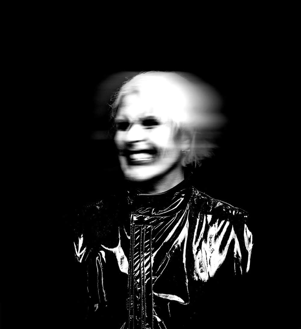 John 5: "Siempre me gustó llevar las cosas al límite" - "A veces tengo que sacarme la guitarra de encima y hacer otra cosa. Me despierto y toco desde la mañana hasta la noche. No cuento las horas para no sentirme mal, porque ya no es saludable -se ríe John 5-. En casa lo hago mucho más que estando de gira. En la ruta tenés que cumplir con esto y aquello, pero acá estoy con la tele prendida de fondo, y de golpe digo: ‘Man, mejor como algo, ¡ya se hizo de noche! ¿Cómo pasó?’. Pero lo amo, y por ende no trabajé un día de mi vida. Es increíble". John 5