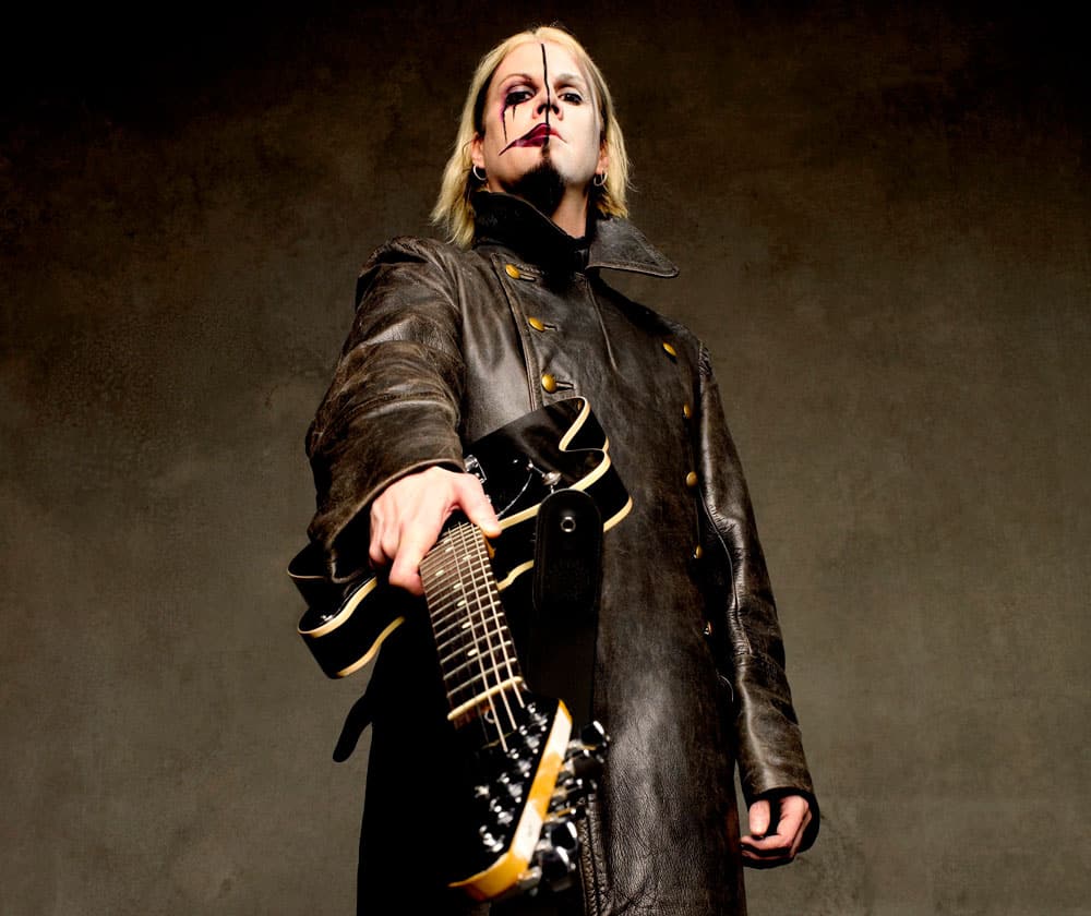 John 5: "Siempre me gustó llevar las cosas al límite" - "A veces tengo que sacarme la guitarra de encima y hacer otra cosa. Me despierto y toco desde la mañana hasta la noche. No cuento las horas para no sentirme mal, porque ya no es saludable -se ríe John 5-. En casa lo hago mucho más que estando de gira. En la ruta tenés que cumplir con esto y aquello, pero acá estoy con la tele prendida de fondo, y de golpe digo: ‘Man, mejor como algo, ¡ya se hizo de noche! ¿Cómo pasó?’. Pero lo amo, y por ende no trabajé un día de mi vida. Es increíble". John 5