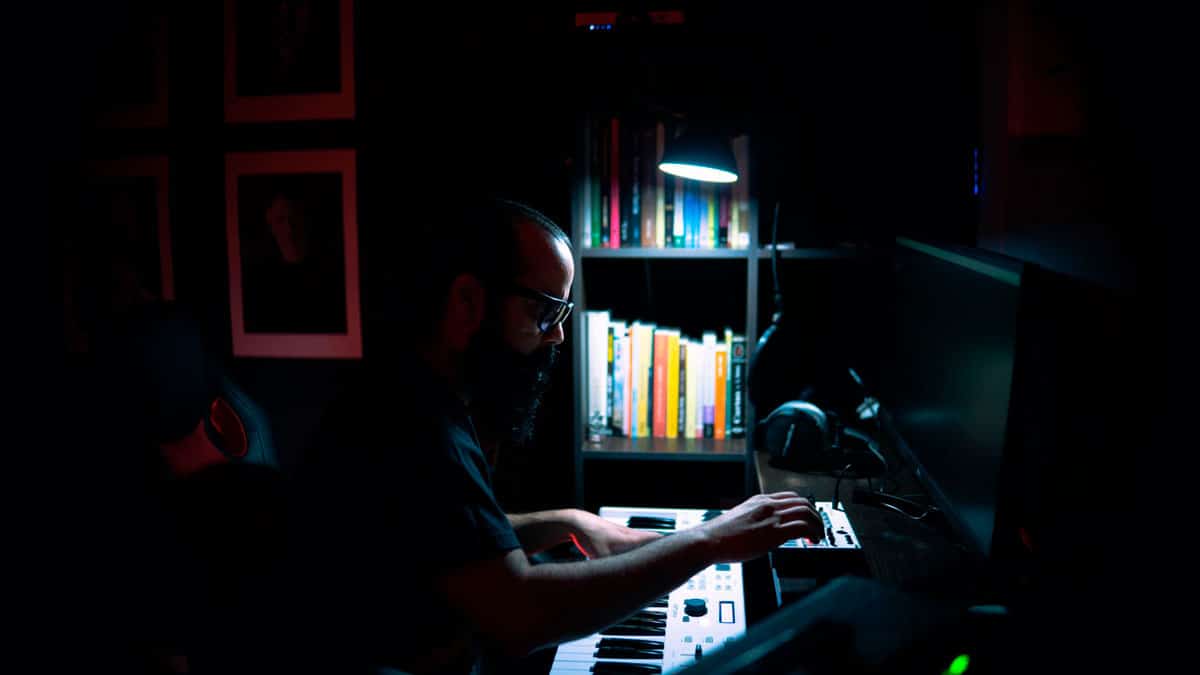 Jorge Ostos: "Viví ese periodo con mucha expectativa sobre el resultado final" - Jorge Ostos es un artista musical, compositor, escritor, teólogo y traductor. En 2020 publica su LP "Momentary Stage Of Life" y el año pasado lanza el EP "Coming From Beyond". En el sencillo "Dream", el multifacético nos vuelve a dar una probada de sintes, atmósfera y melodías, todo volcado en el género synthpop. La grata novedad es que suma lírica, voces y solos de guitarra. El resultado es un sencillo con una producción trabajada y arreglos musicalmente interesantes. Producido, mezclado y masterizado por el mismo Ostos en Philipino Rec (San Juan, Argentina), así también como la ejecución de todos los instrumentos. Jorge Ostos